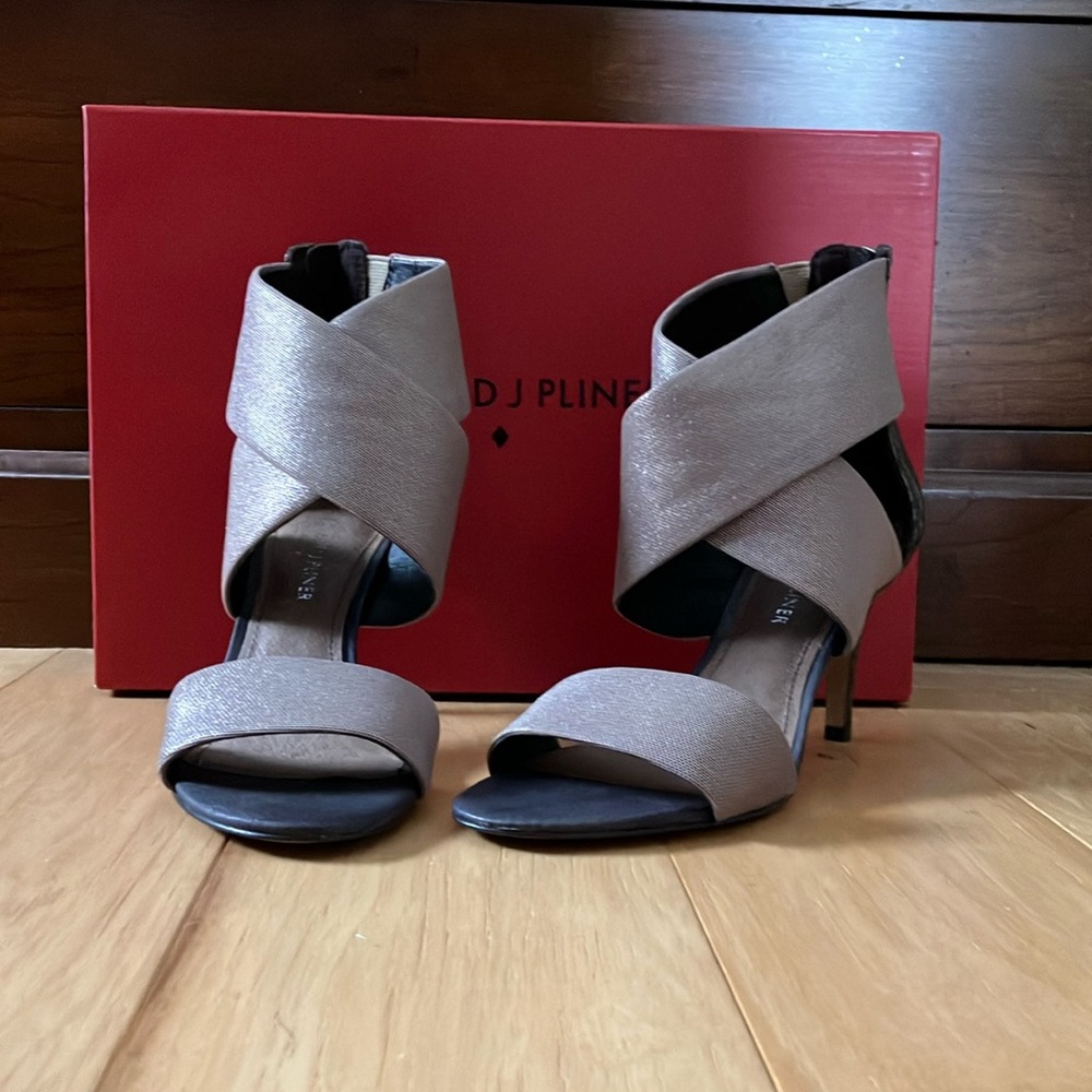 Six 7 womens shoes EUC Donald J Pliner